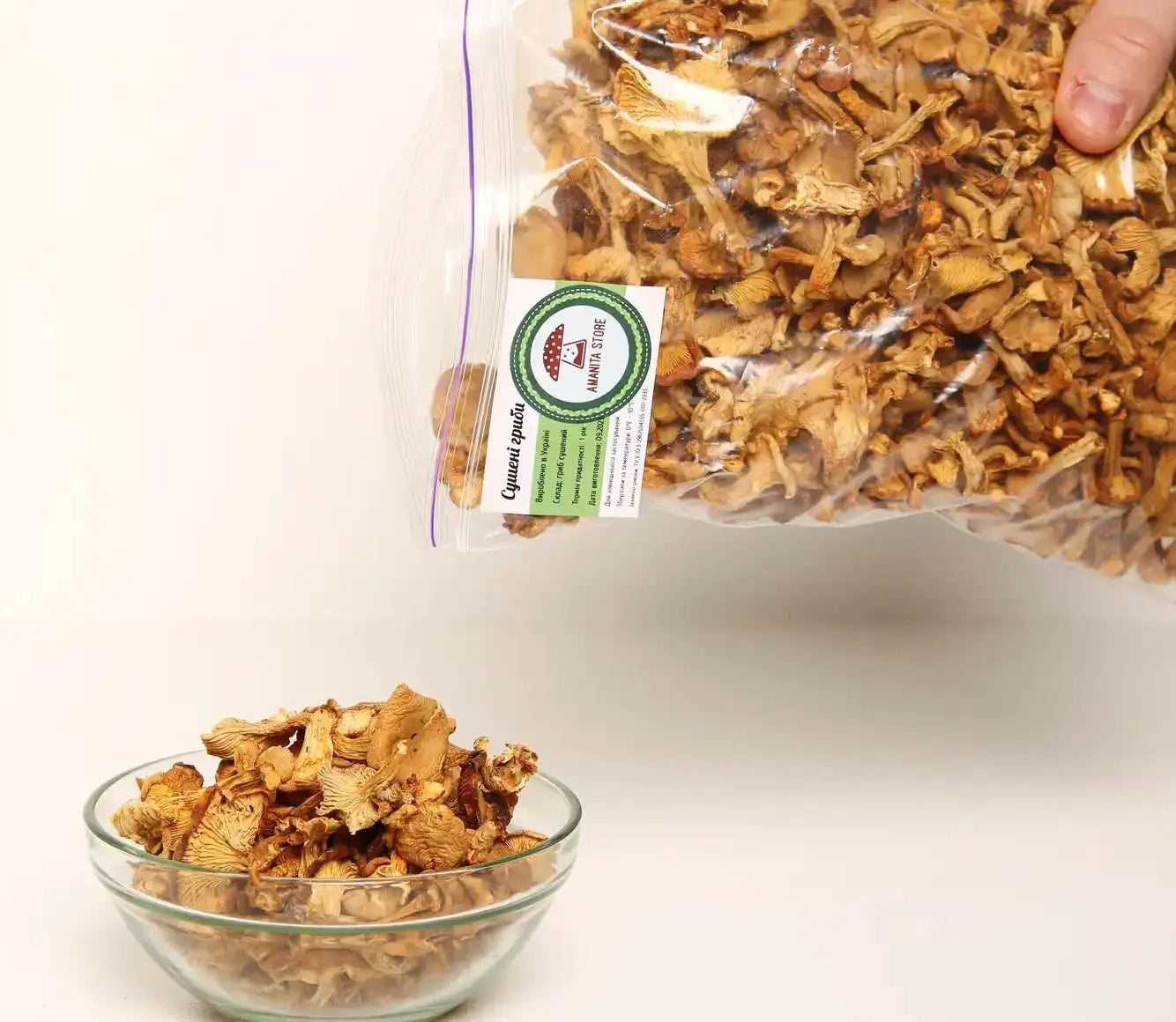 Cogumelos chanterelle desidratados que proporcionam um toque de sabor natural a receitas gourmet e excelência culinária.