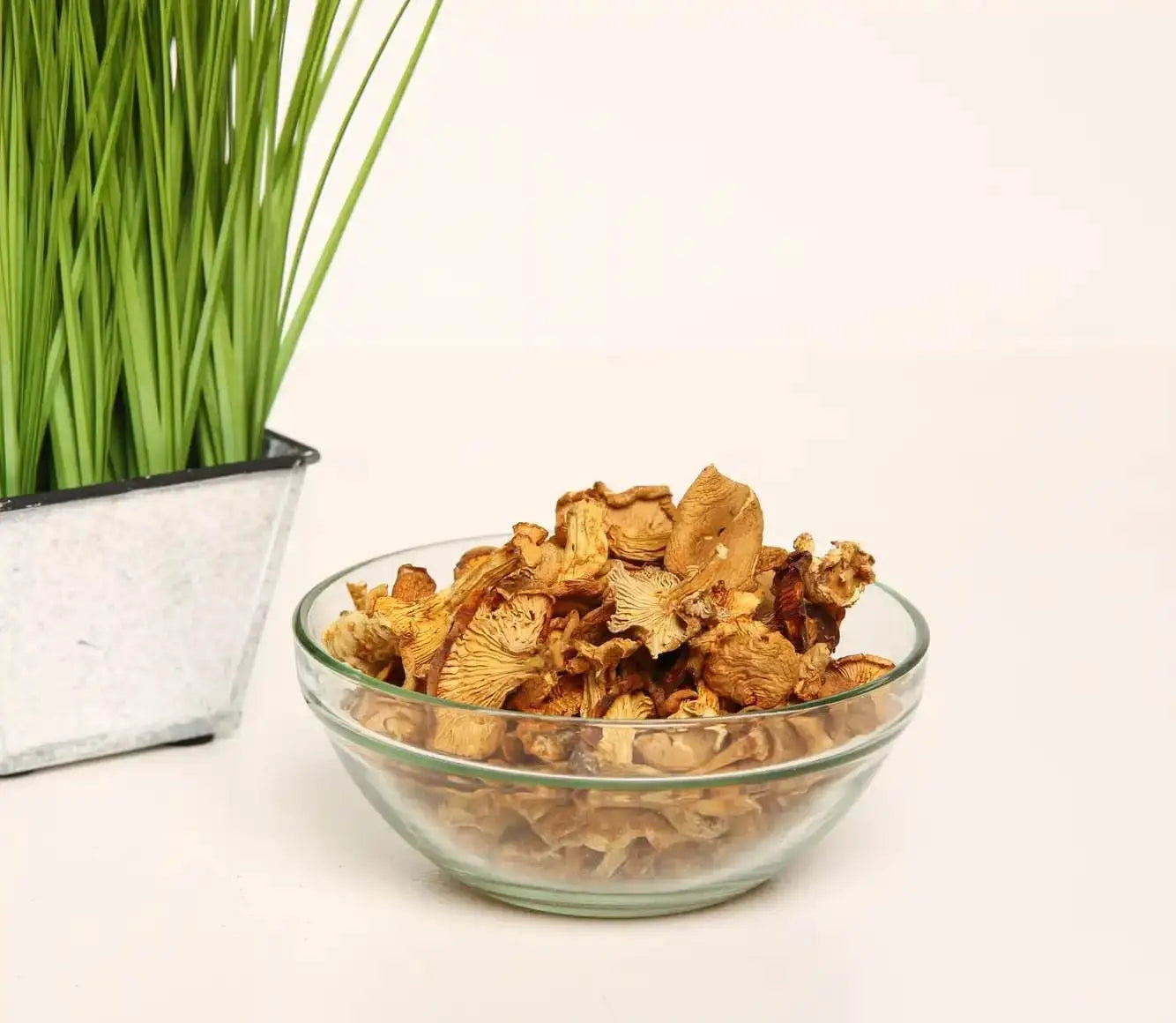 Cogumelos chanterelle desidratados que proporcionam um toque de sabor natural a receitas gourmet e excelência culinária.